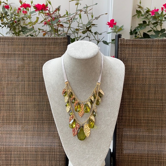 New✨ - Layered Green & Gold Statement Necklace - Picture 6 of 15